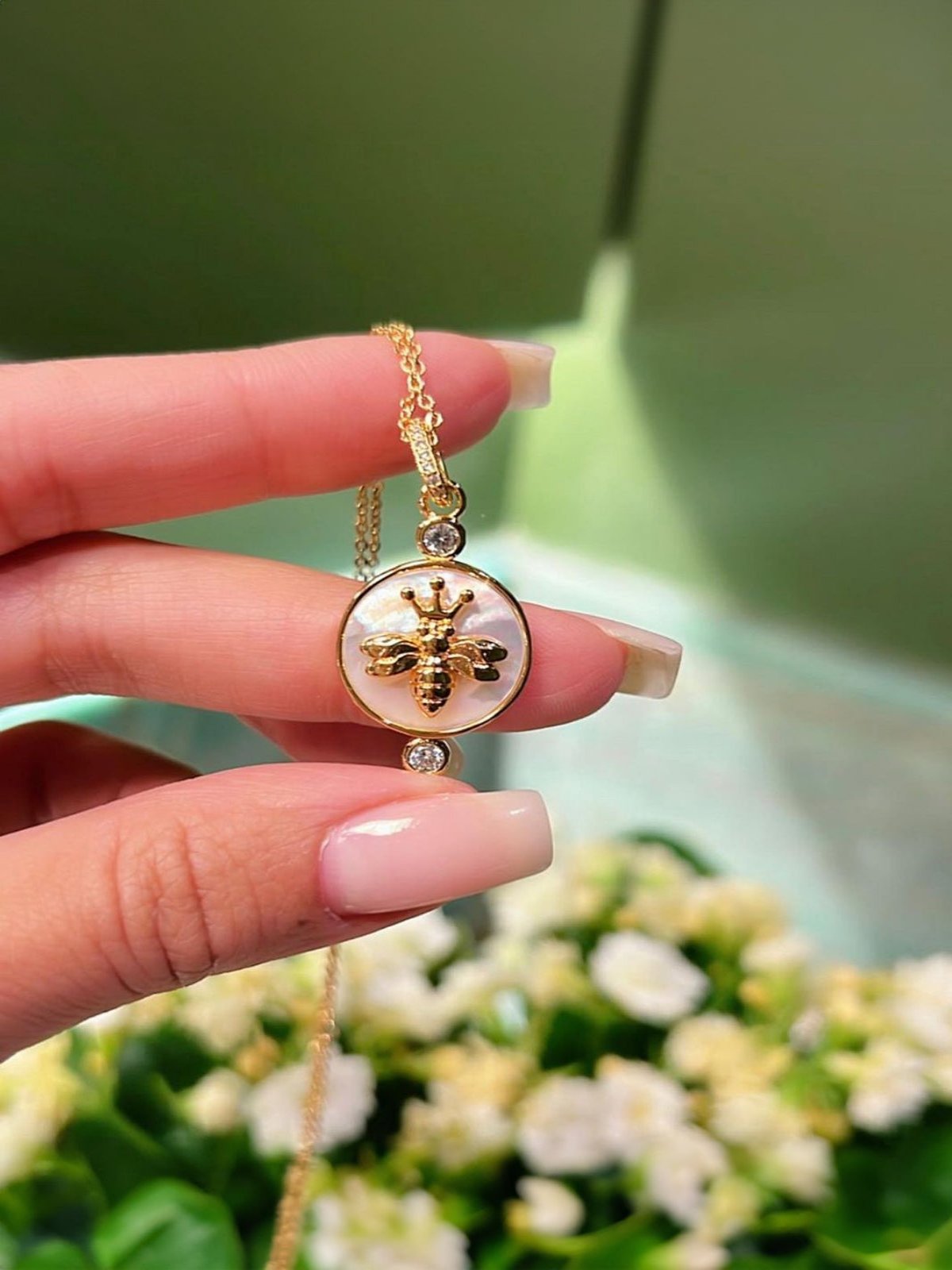 Colar Bug Madrepérola