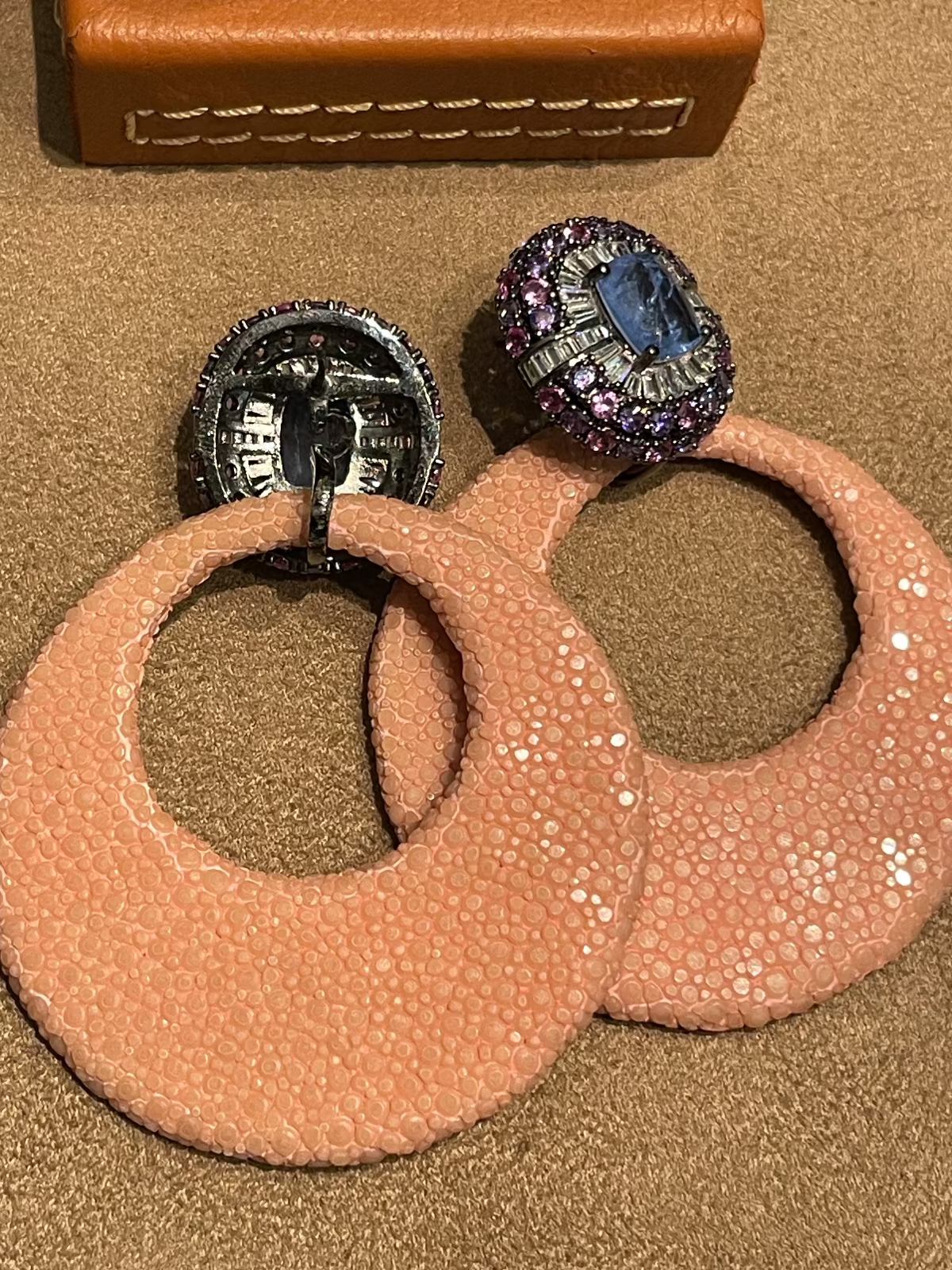 Brinco Galuchat Rosa