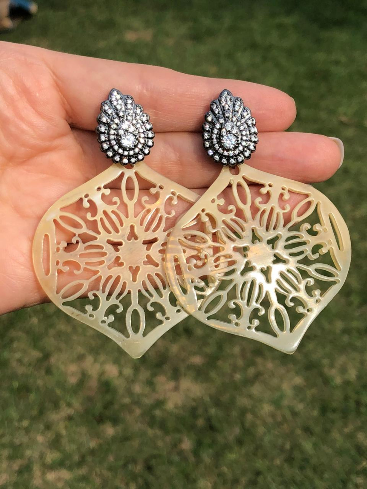 Brinco Horn Gota Cravejado