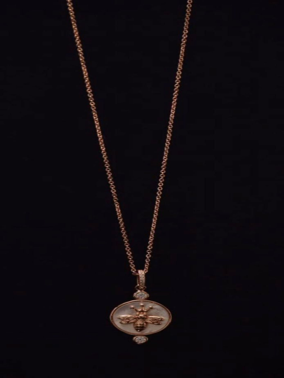 Colar Bug Madrepérola