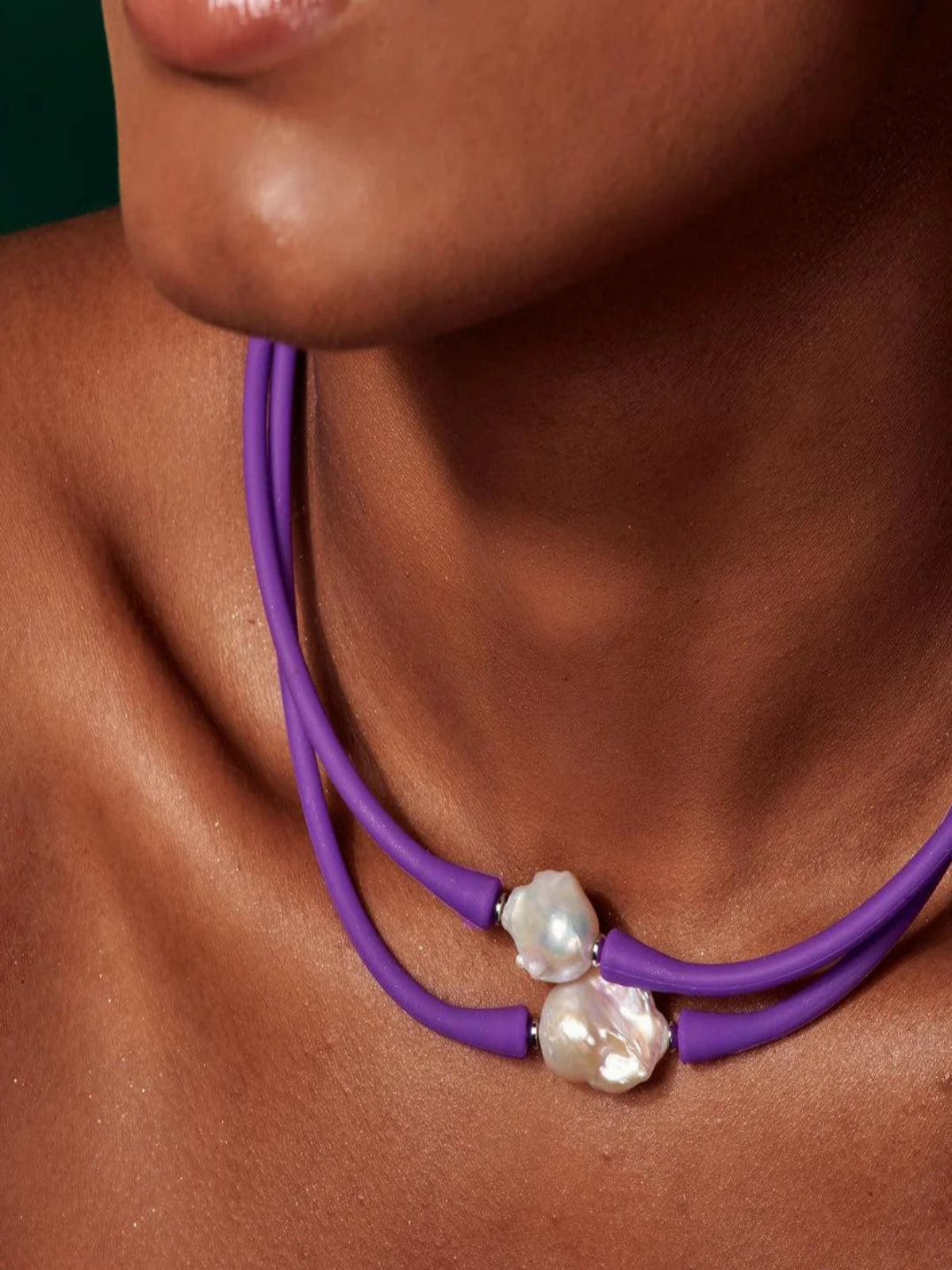 Colar Choker Neoprene Pérola Barroca Roxa