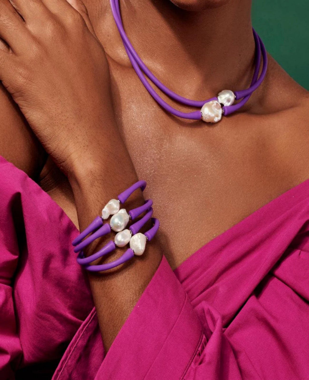 Colar Choker Neoprene Pérola Barroca Roxa