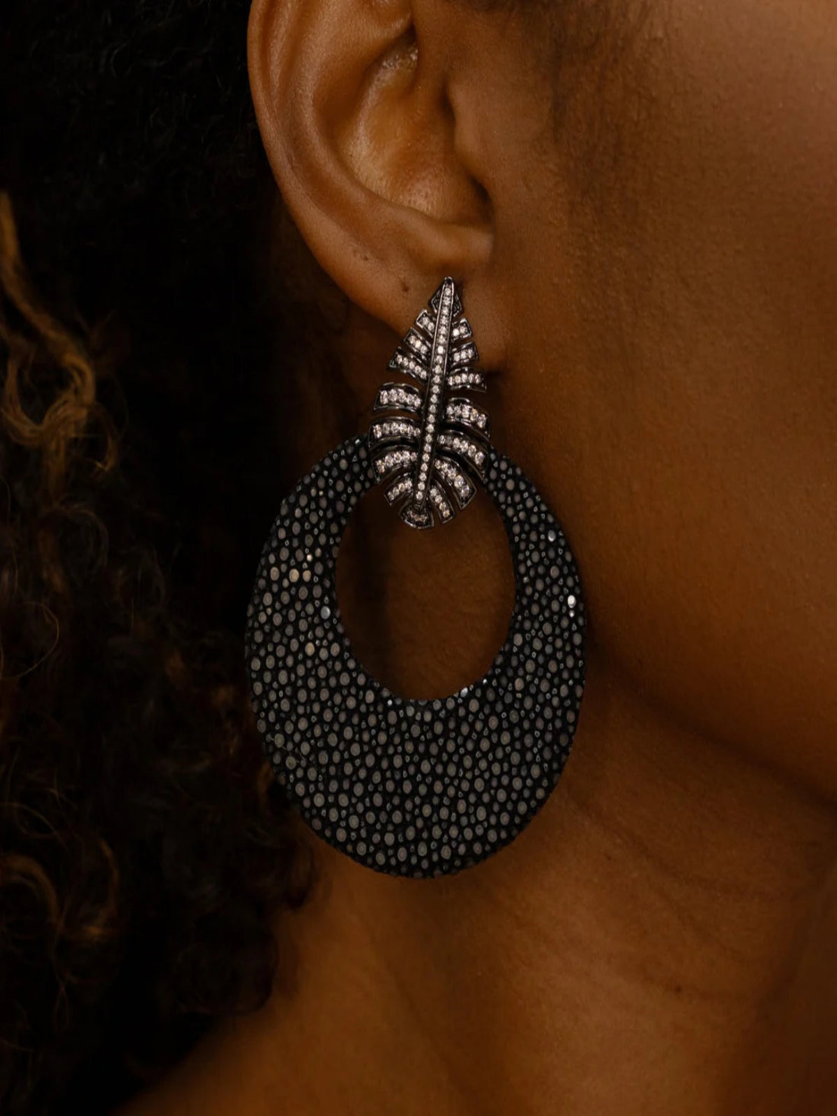 Brinco Galuchat Folha Noir